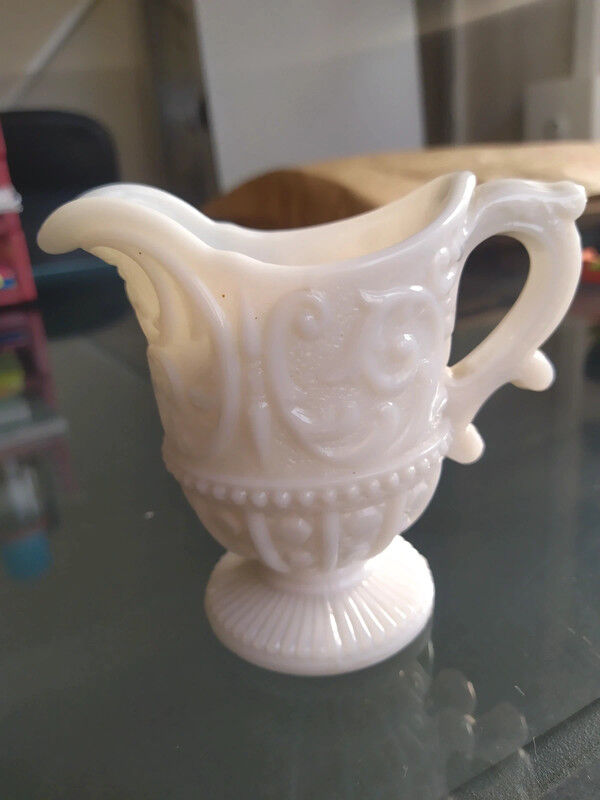 Pichet en opaline de foire