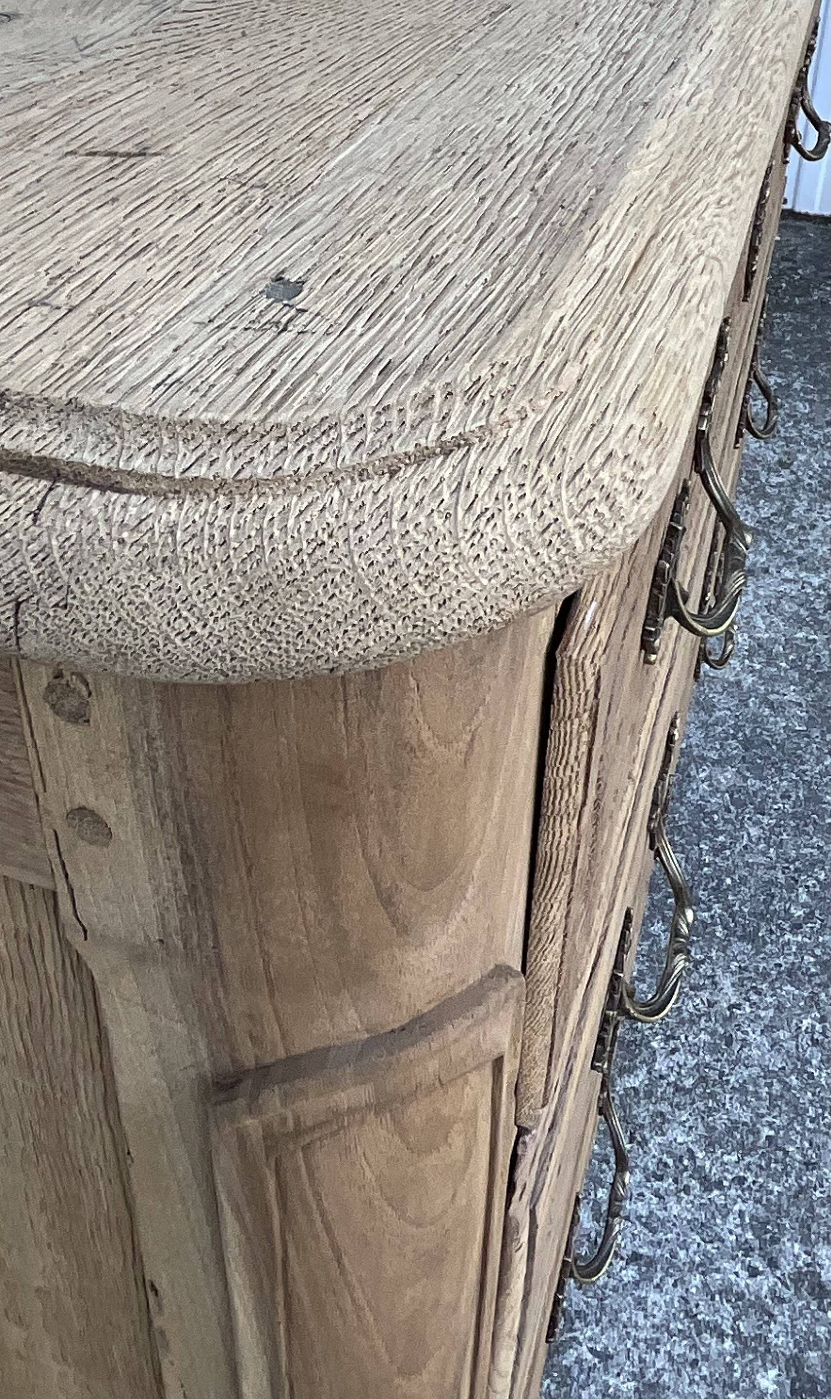 Louis XV chest of drawers in solid oak, late 18th century – Loire Valley