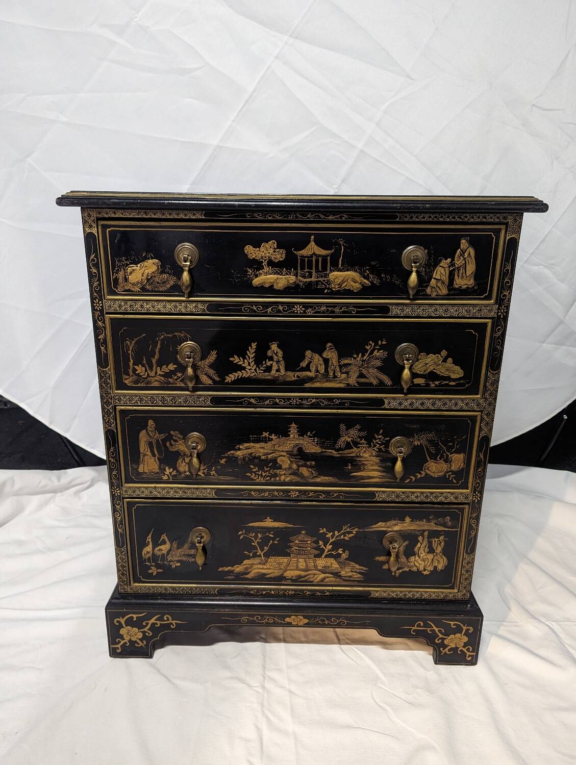 Asian chest of drawers in Chinese lacquer