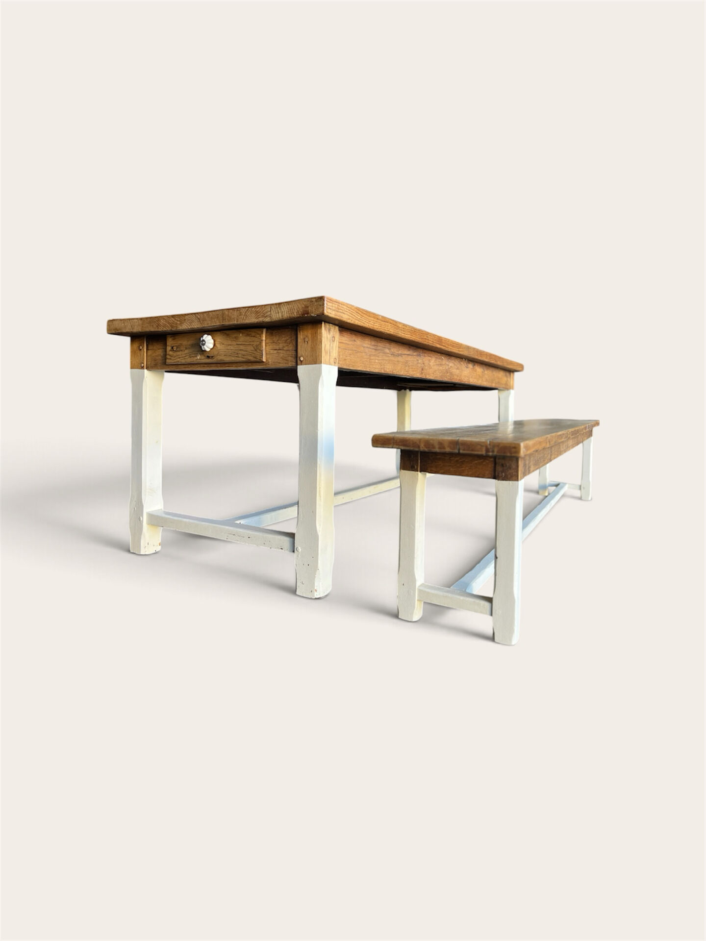 Farm table in solid oak - white patinated legs and its bench.