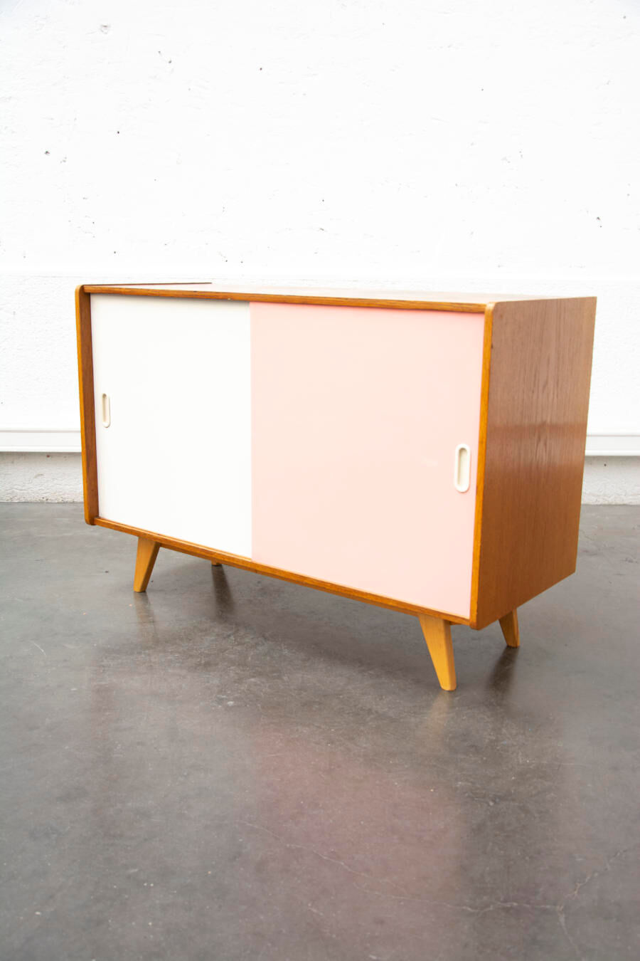 Buffet two-tone sliding doors