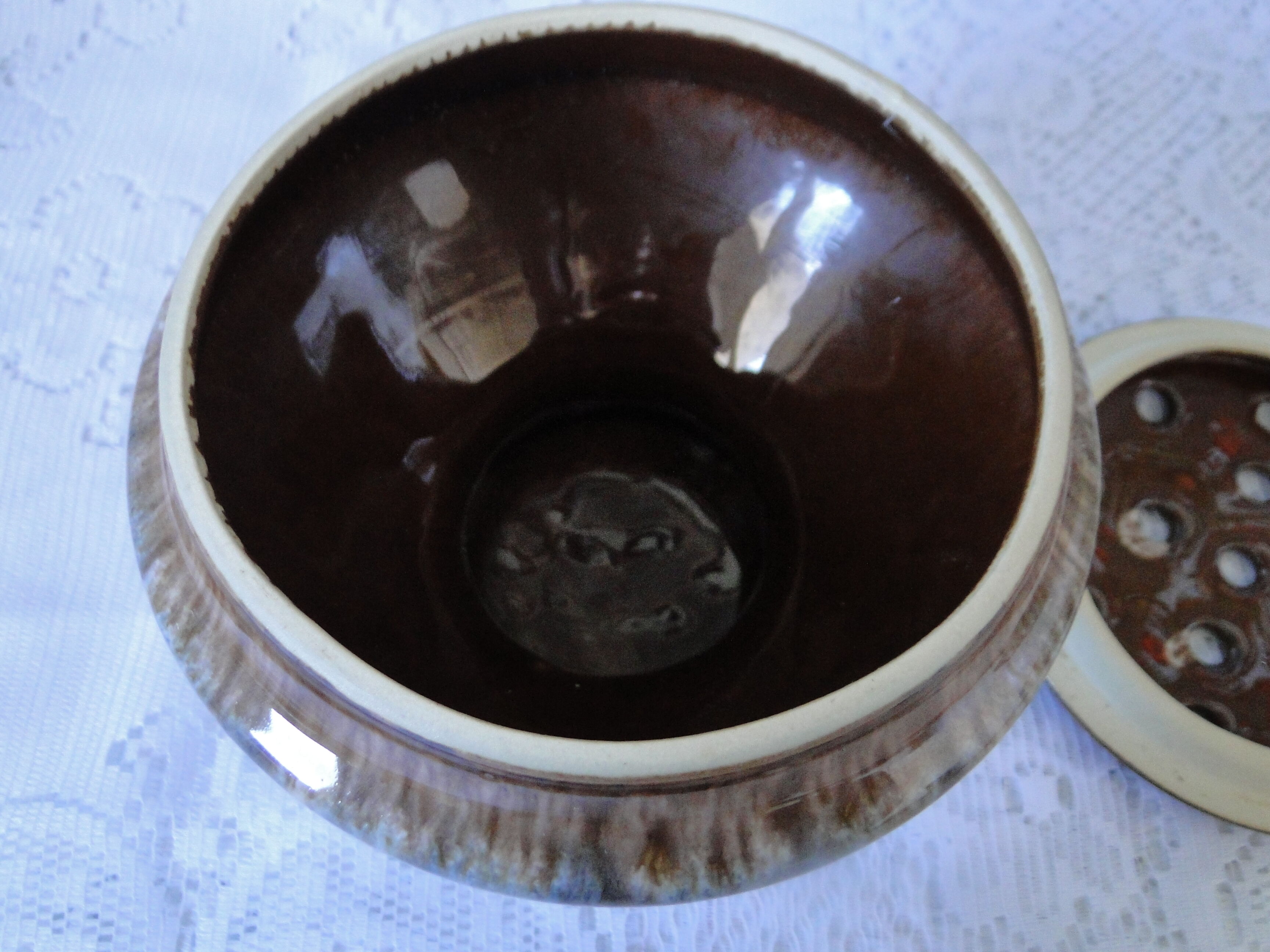 Pique flowers ceramic centerpiece tone white brown and blue