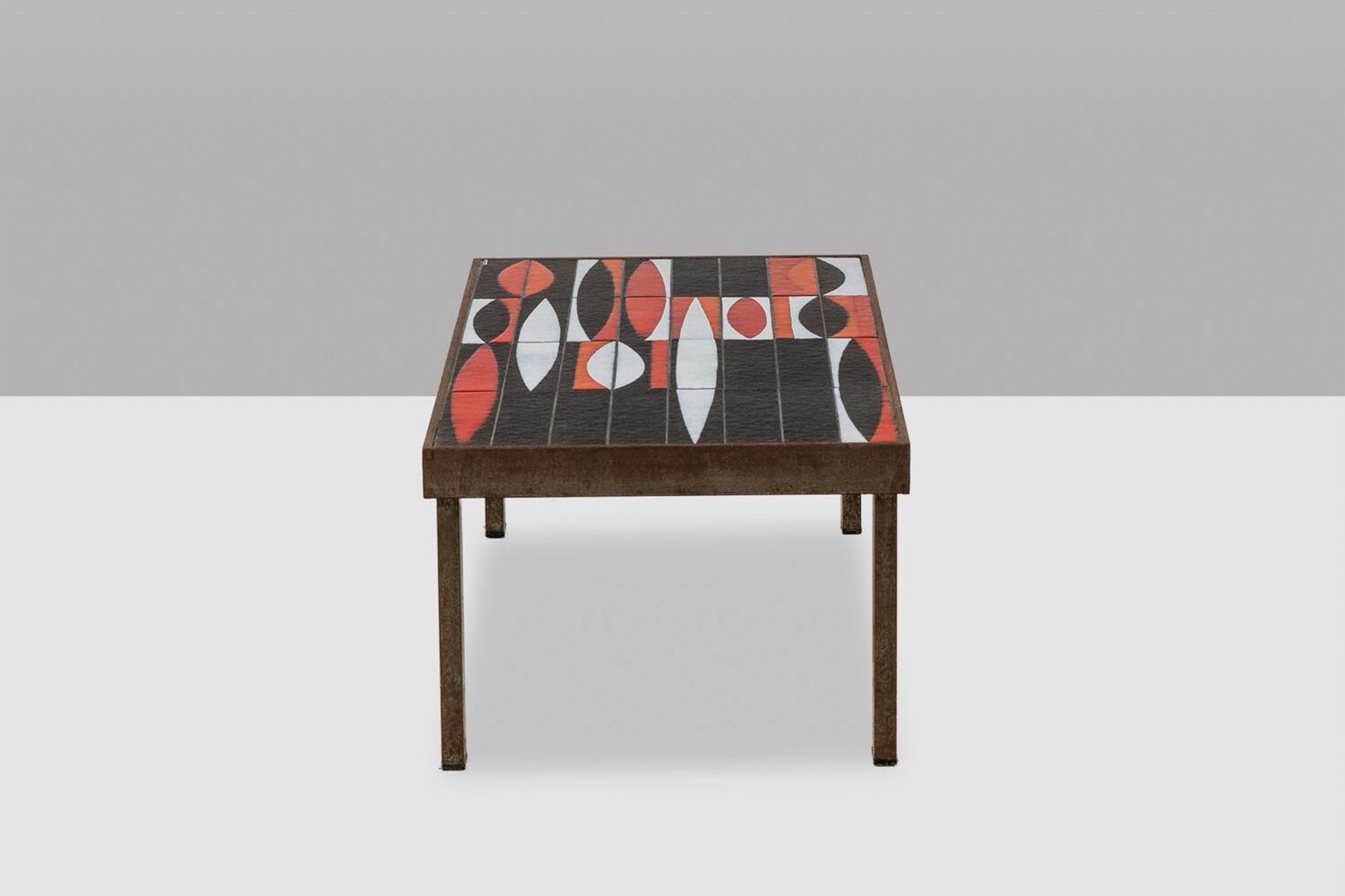 Capron. Table basse 'navette' en grès émaillé noir et rouge. Années 1960.