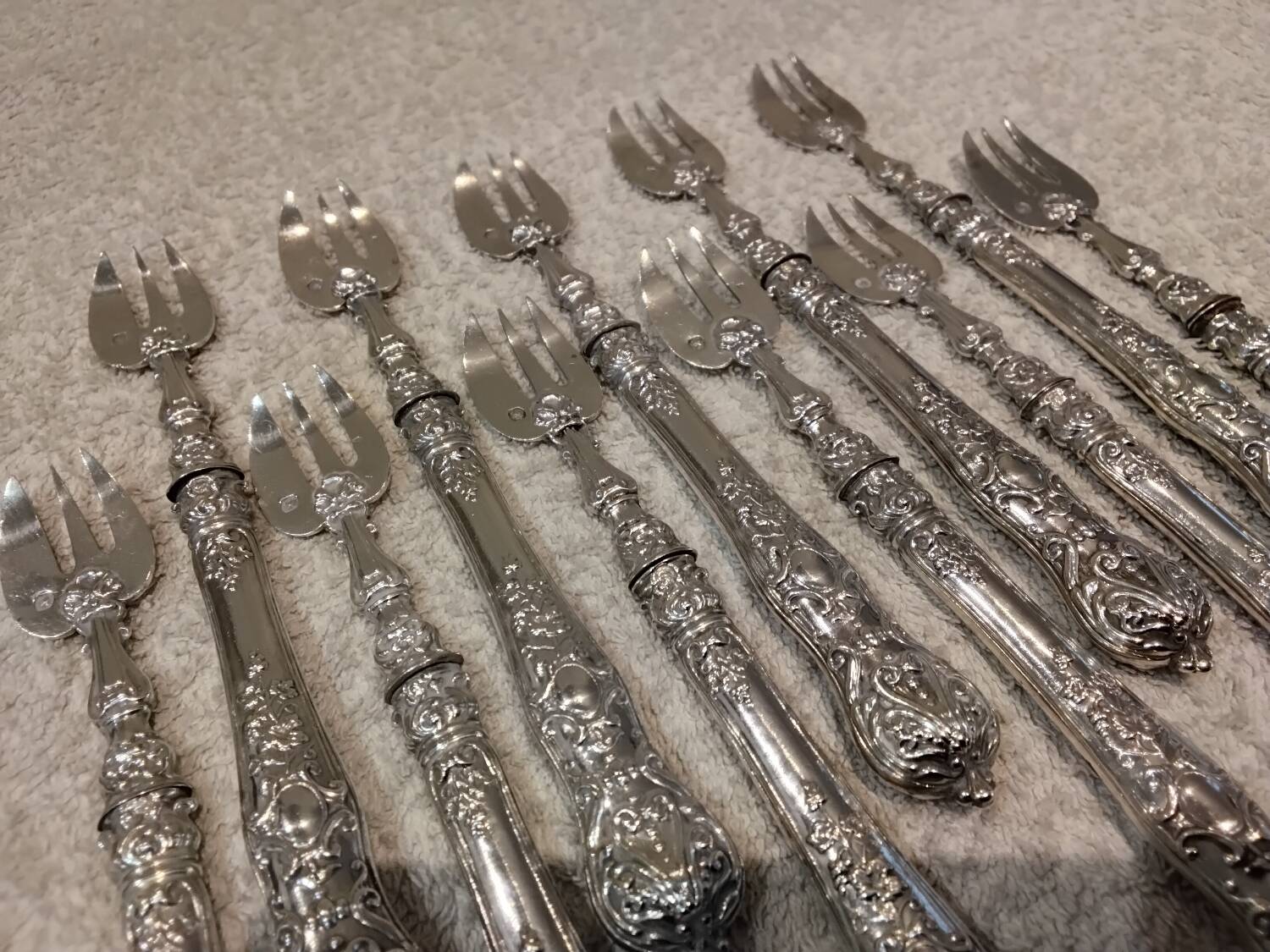 11 silver oyster forks, 800 Minerva style, Louis Philippe