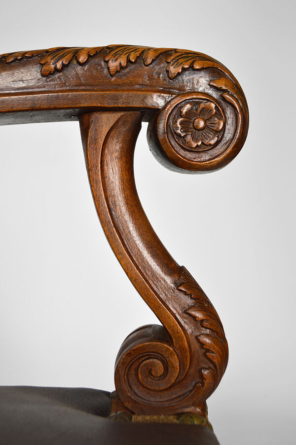 Fauteuil de bureau Louis XIII en cuir et noyer sculpté vers 1860