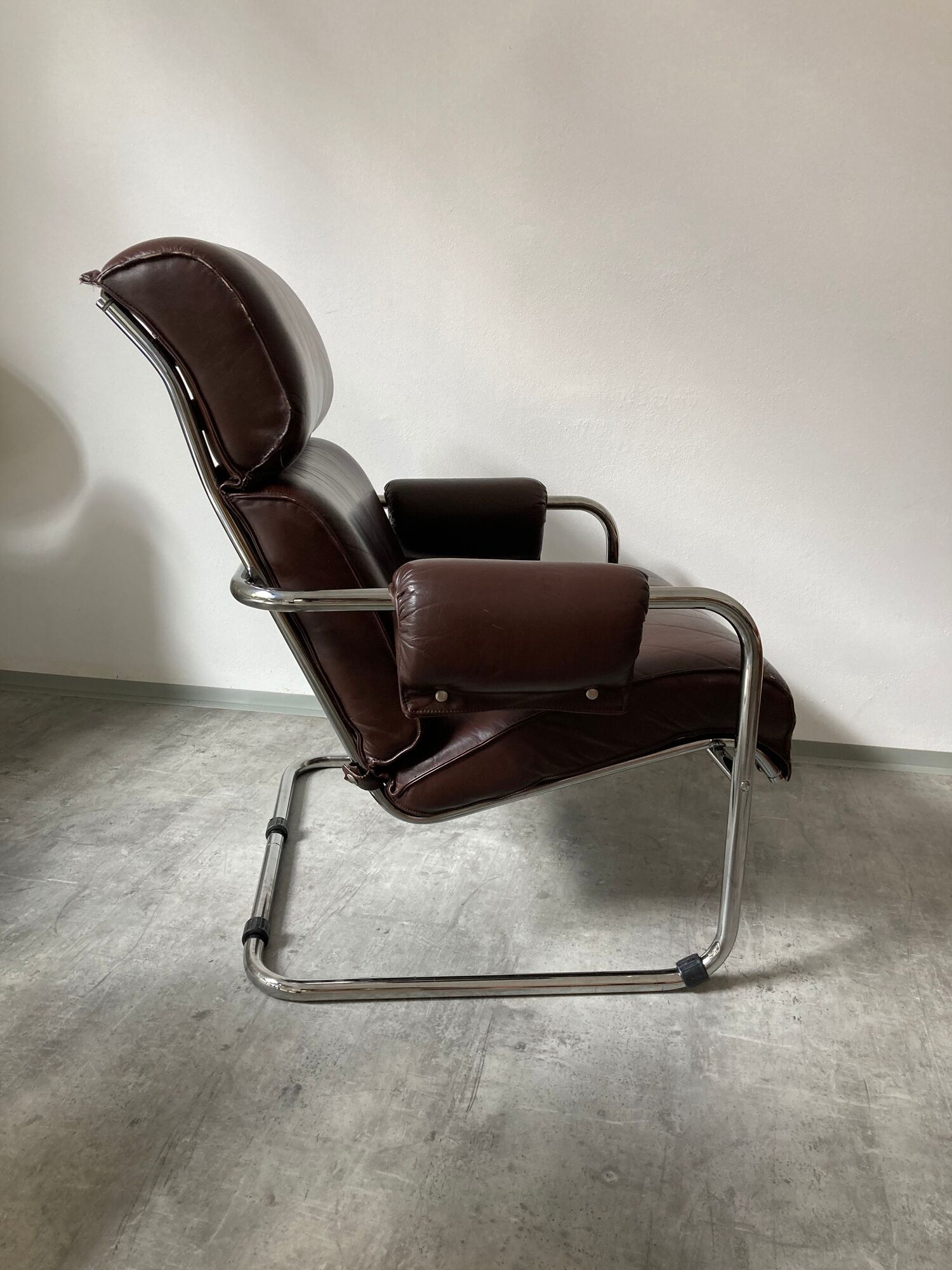 Midcentury tubular chromed chairs with leather cushions