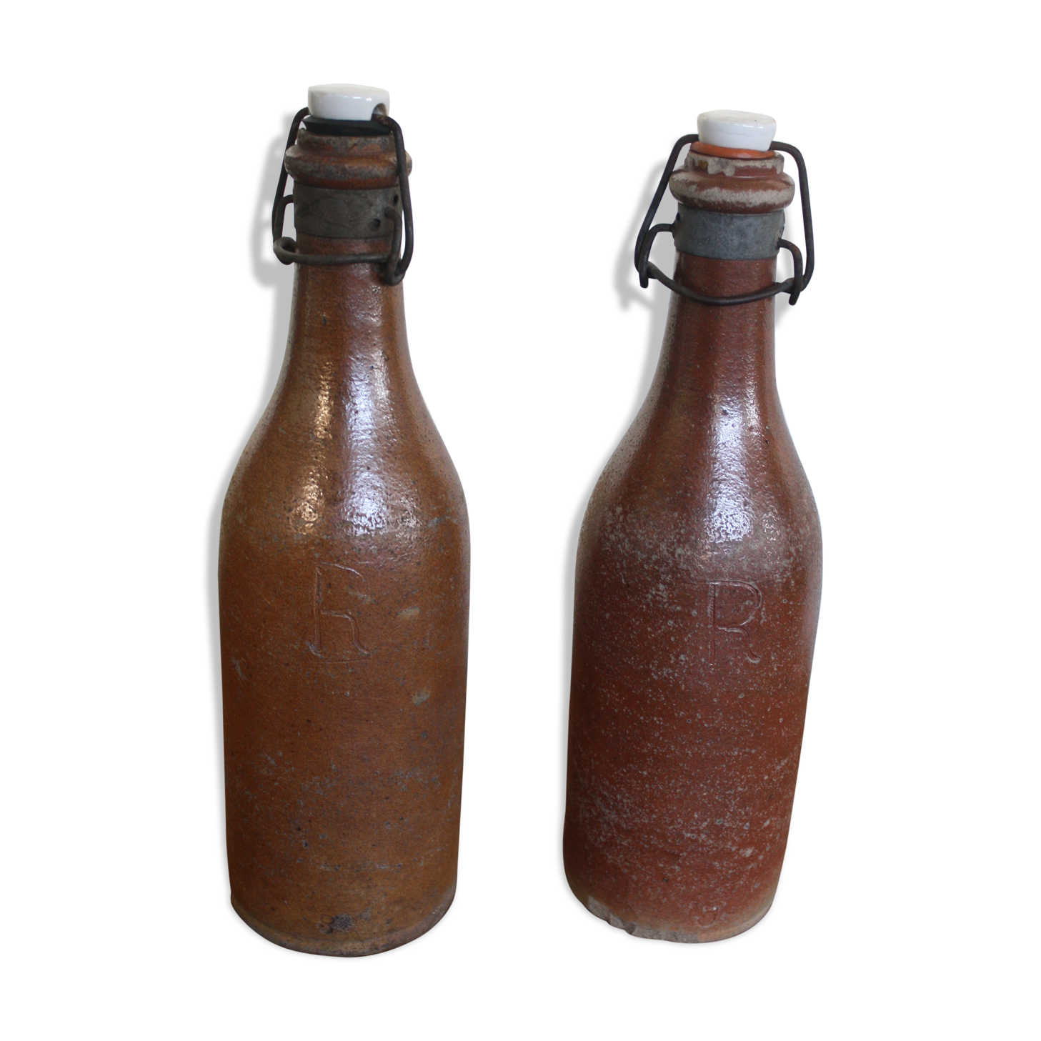 Set of 2 sandstone bottles with ceramic capsule
