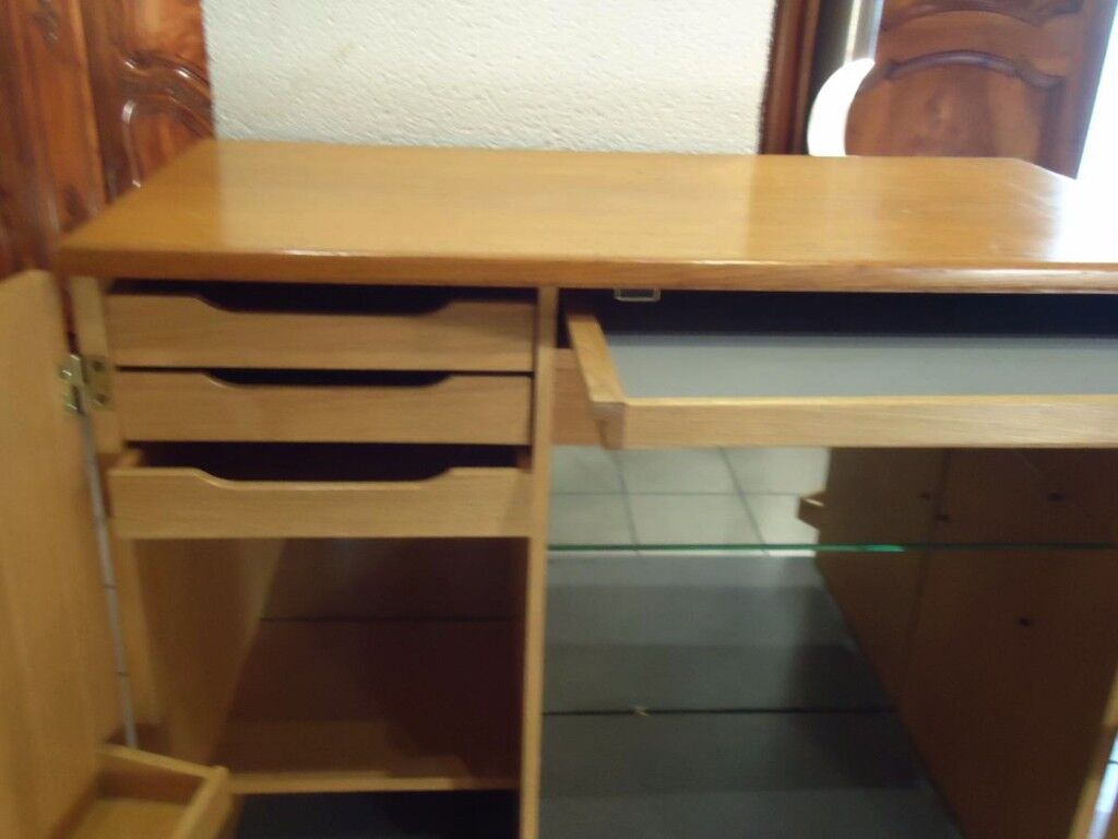 Bar cabinet opening with 2 doors from the 1950s.