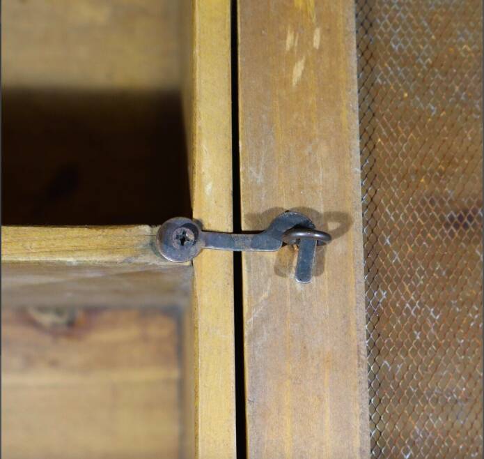 Old French pantry, wall-mounted in wood and lattice.