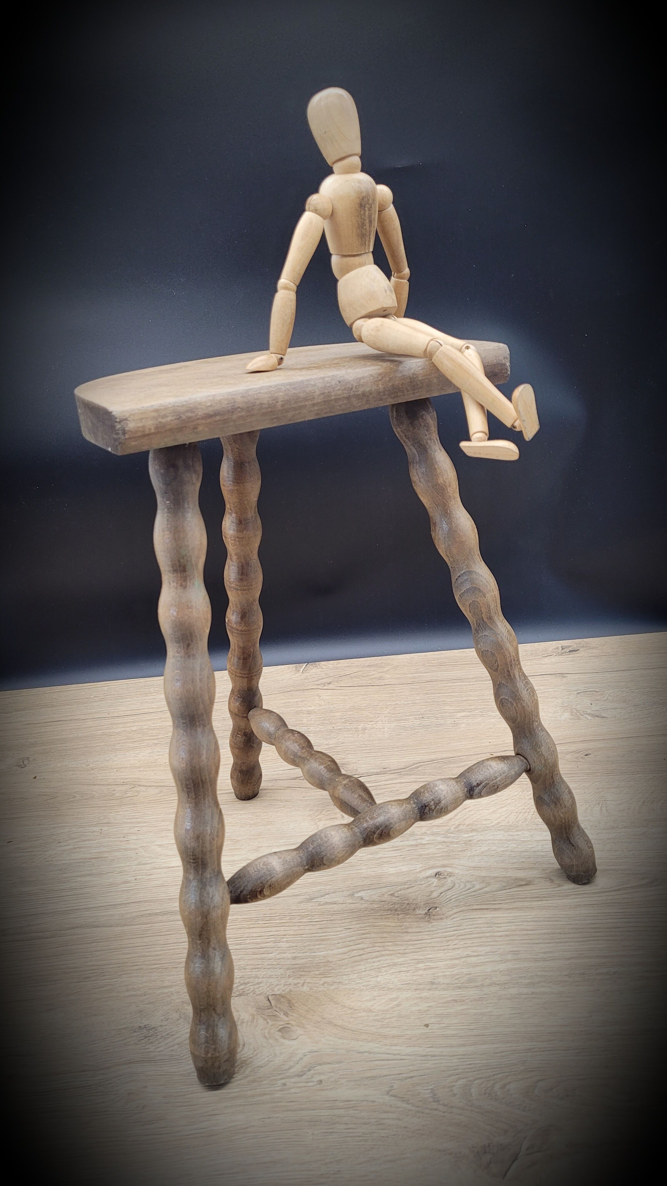 Tripod stool legs half-round balls