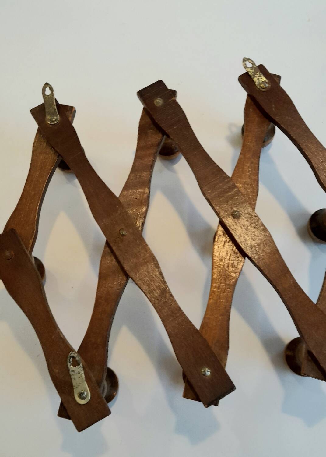 Expandable coat rack