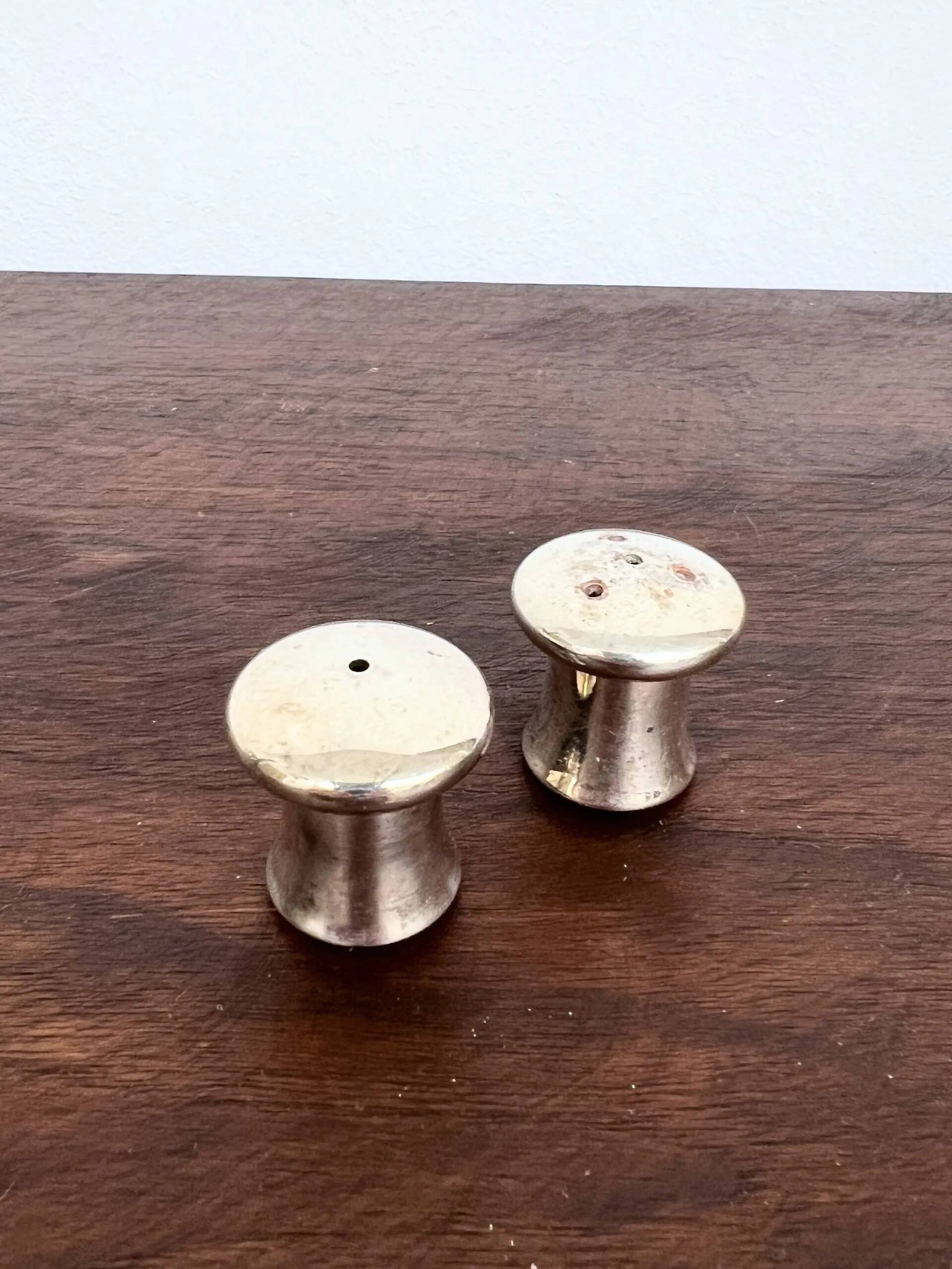 Duo salière et poivrier en forme de champignon en métal argenté