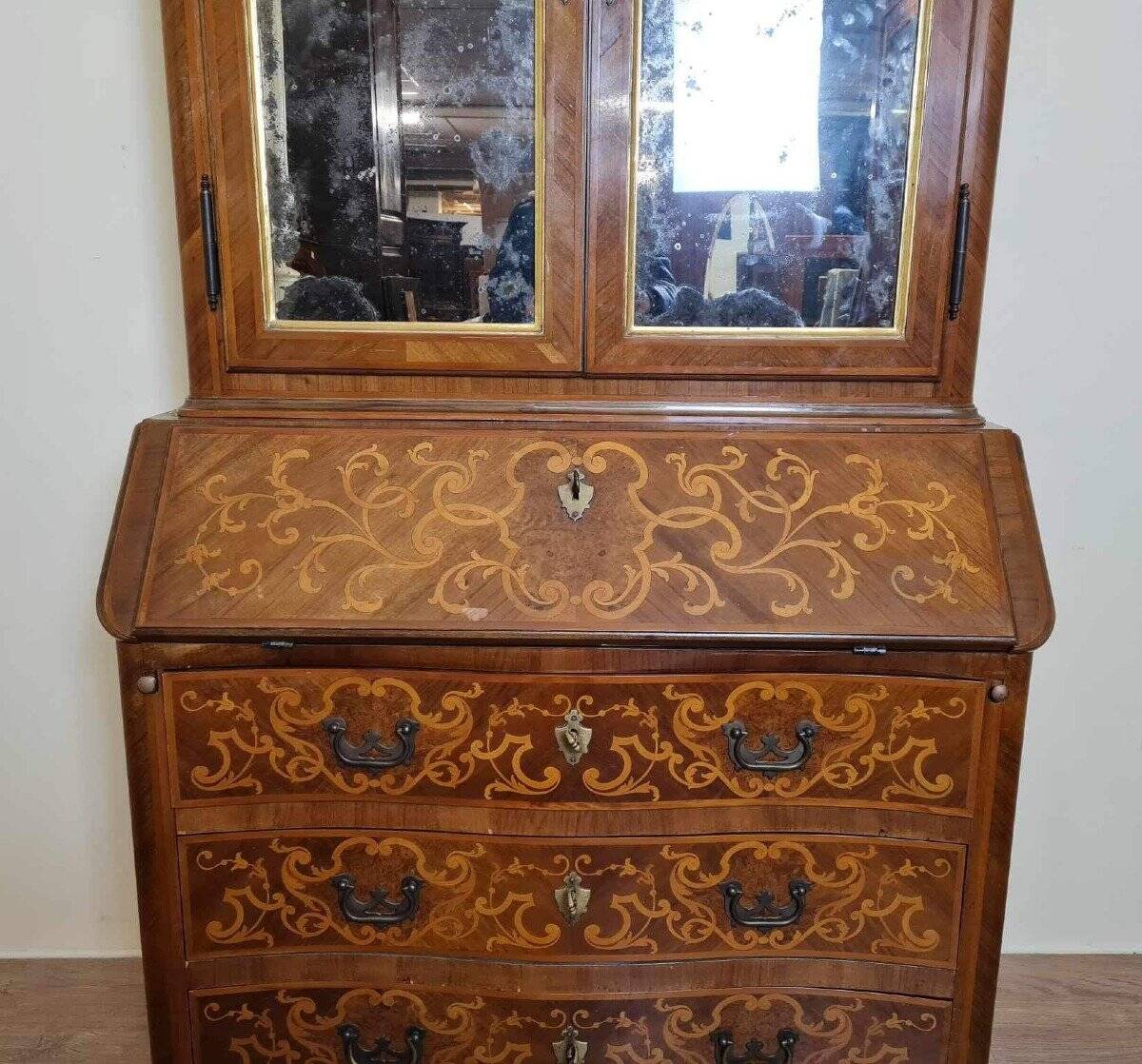 Venetian scriban secretary in Louis XV style, inlaid with walnut.