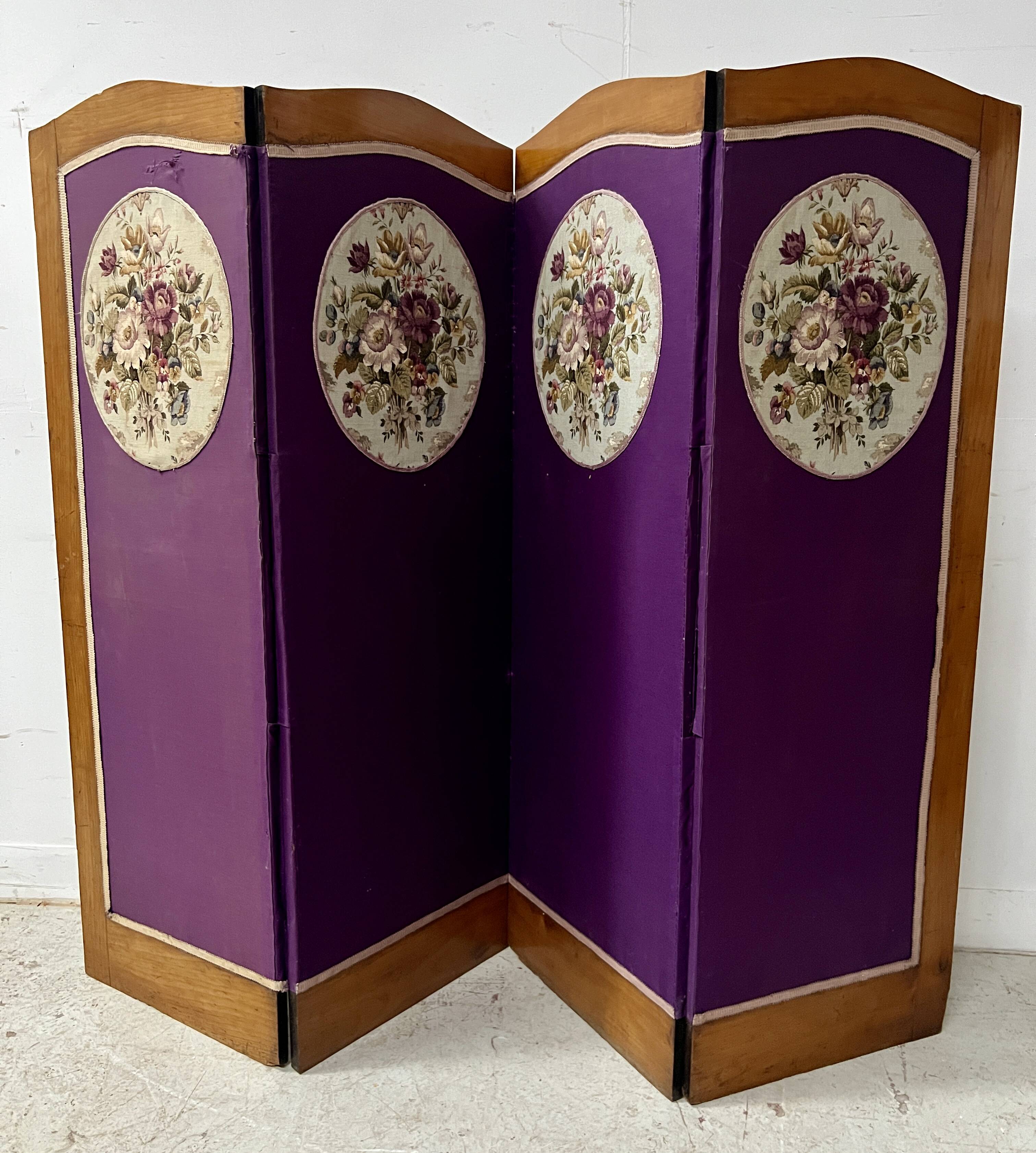 Four-panel screen decorated with an oval tapestry from the 20th century.