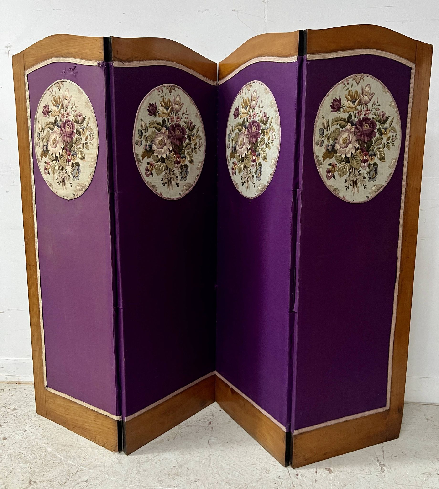Four-panel screen decorated with an oval tapestry from the 20th century.