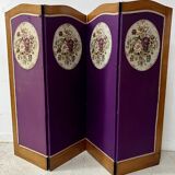 Four-panel screen decorated with an oval tapestry from the 20th century.