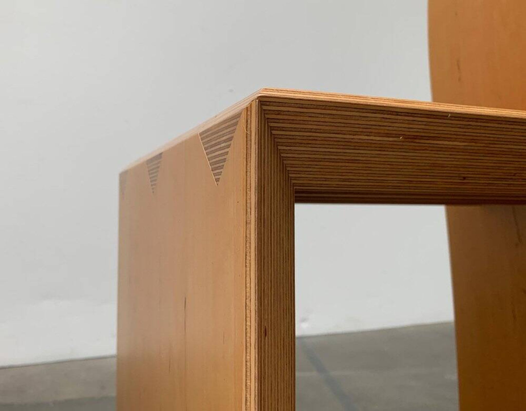 Chaise Postmoderne à dossier haut