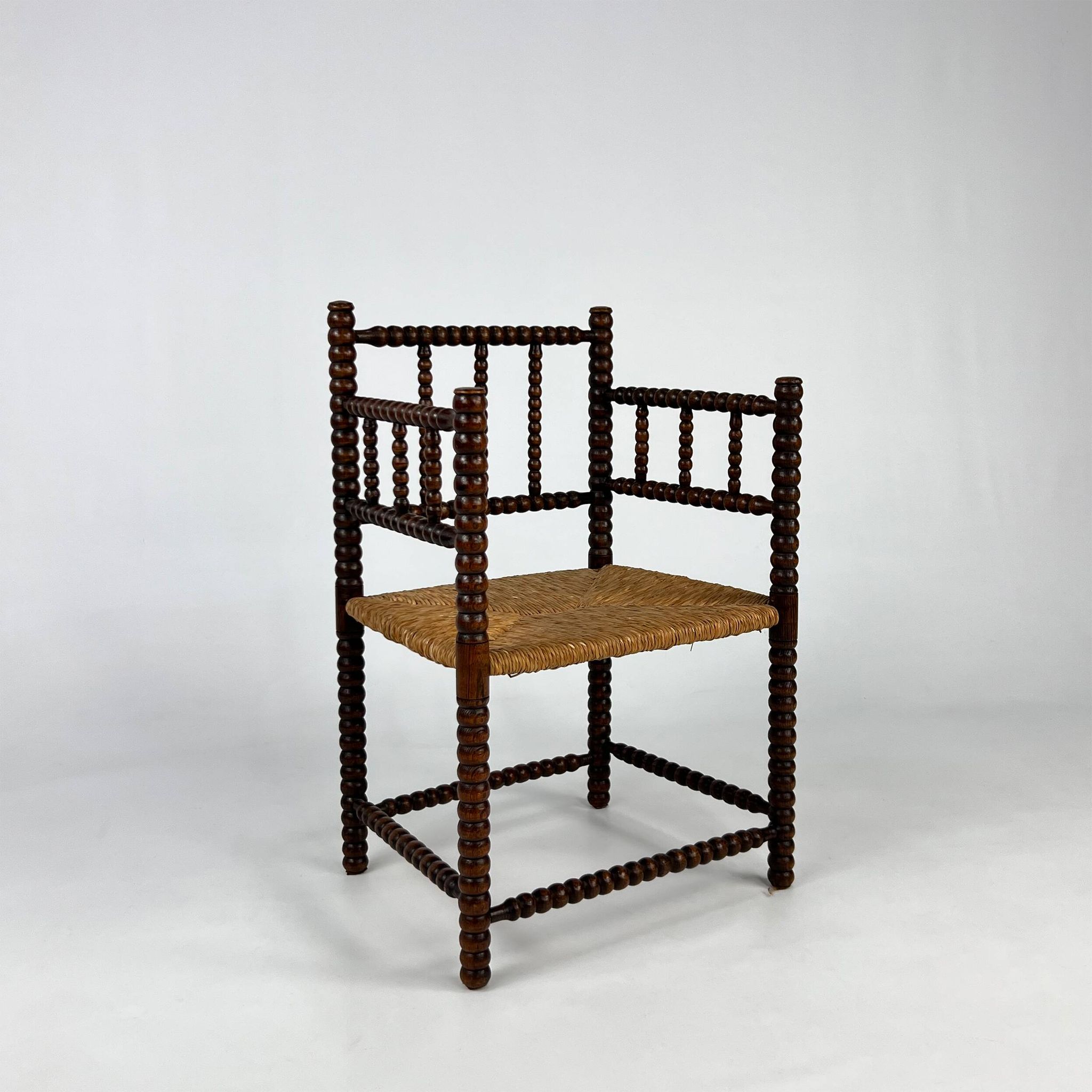 Fauteuil en hêtre teinté et paille de style Jacobéen, 1900s