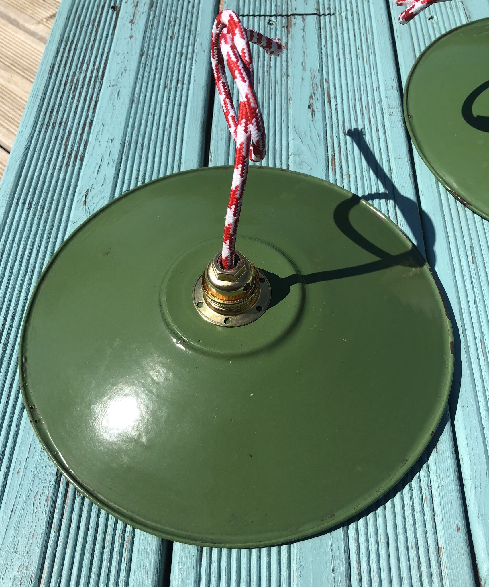 Pair of vintage hanging in green emailled tole 24 cm E14 sleeve