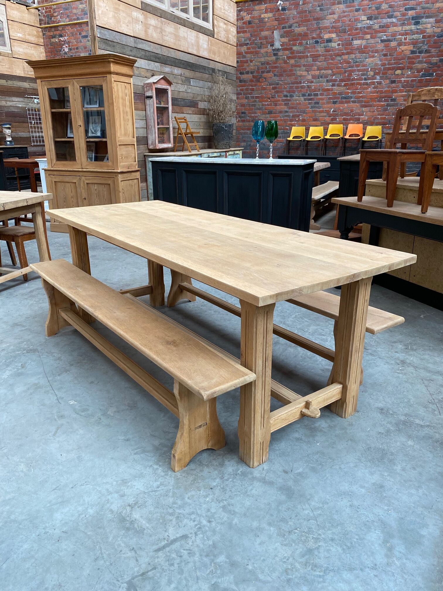 Oak farmhouse table and its 2 benches