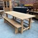 Table de ferme en chêne et ses 2 bancs