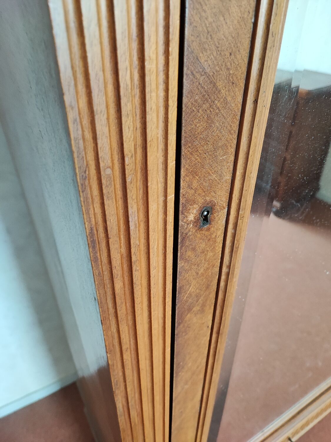 Glass cabinet one door