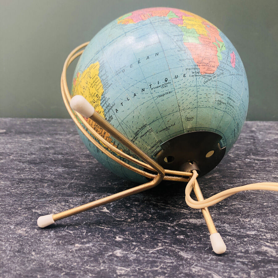 Globe terrestre lumineux ancien