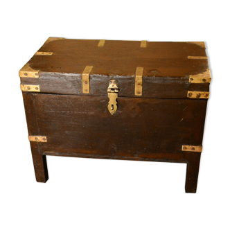 Coffre sur pieds marron ancien en bois de teck Inde