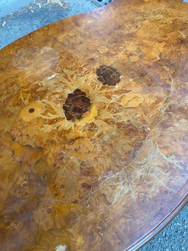 Table basse victorienne en bois de ronce de noyer incrustation pied central