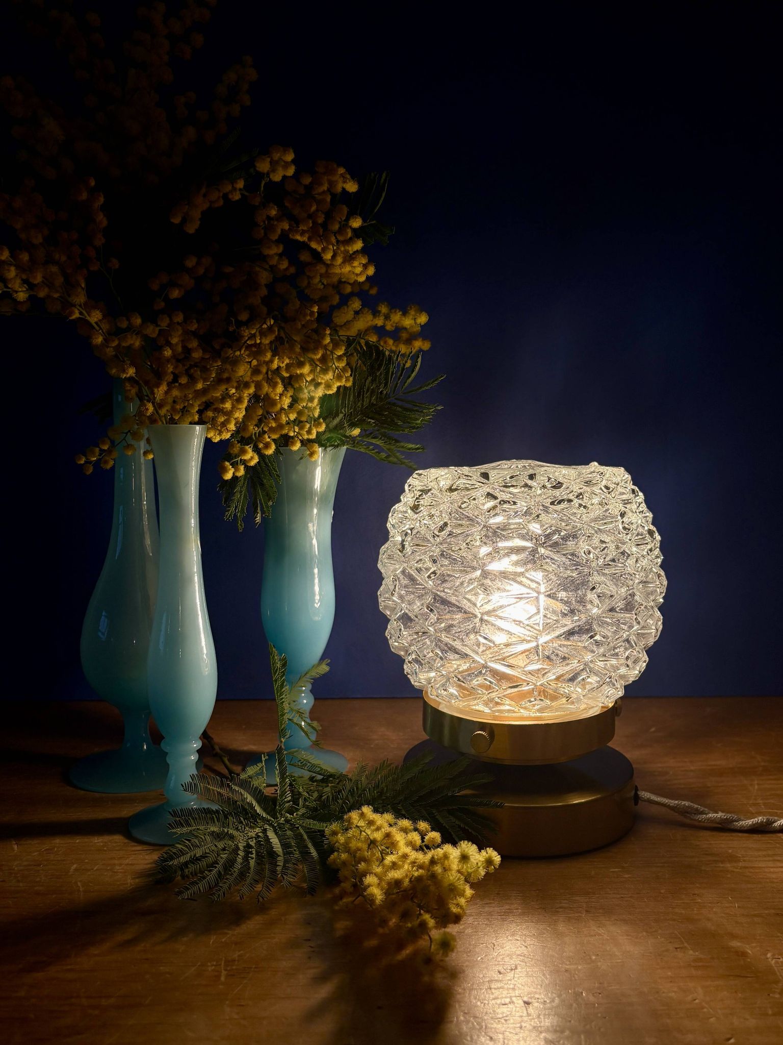 Lampe à poser globe vintage en verre moulé