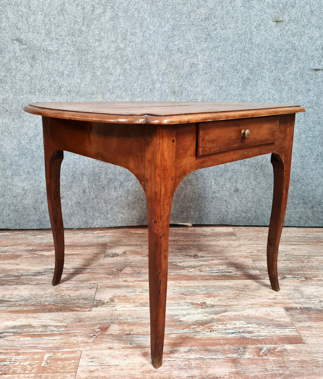 Bureau d'apparat louis xv en bois clair vers 1800