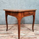 Bureau d'apparat louis xv en bois clair vers 1800