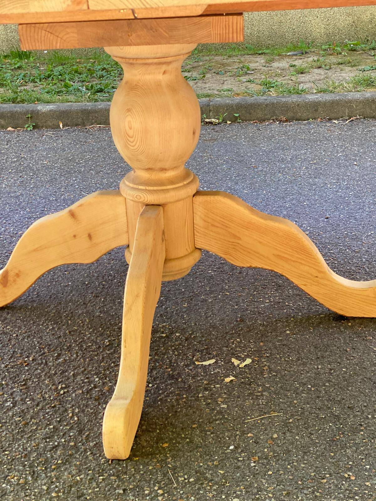 Extendable round dining table with central leg, renovated in solid wood, 200cm