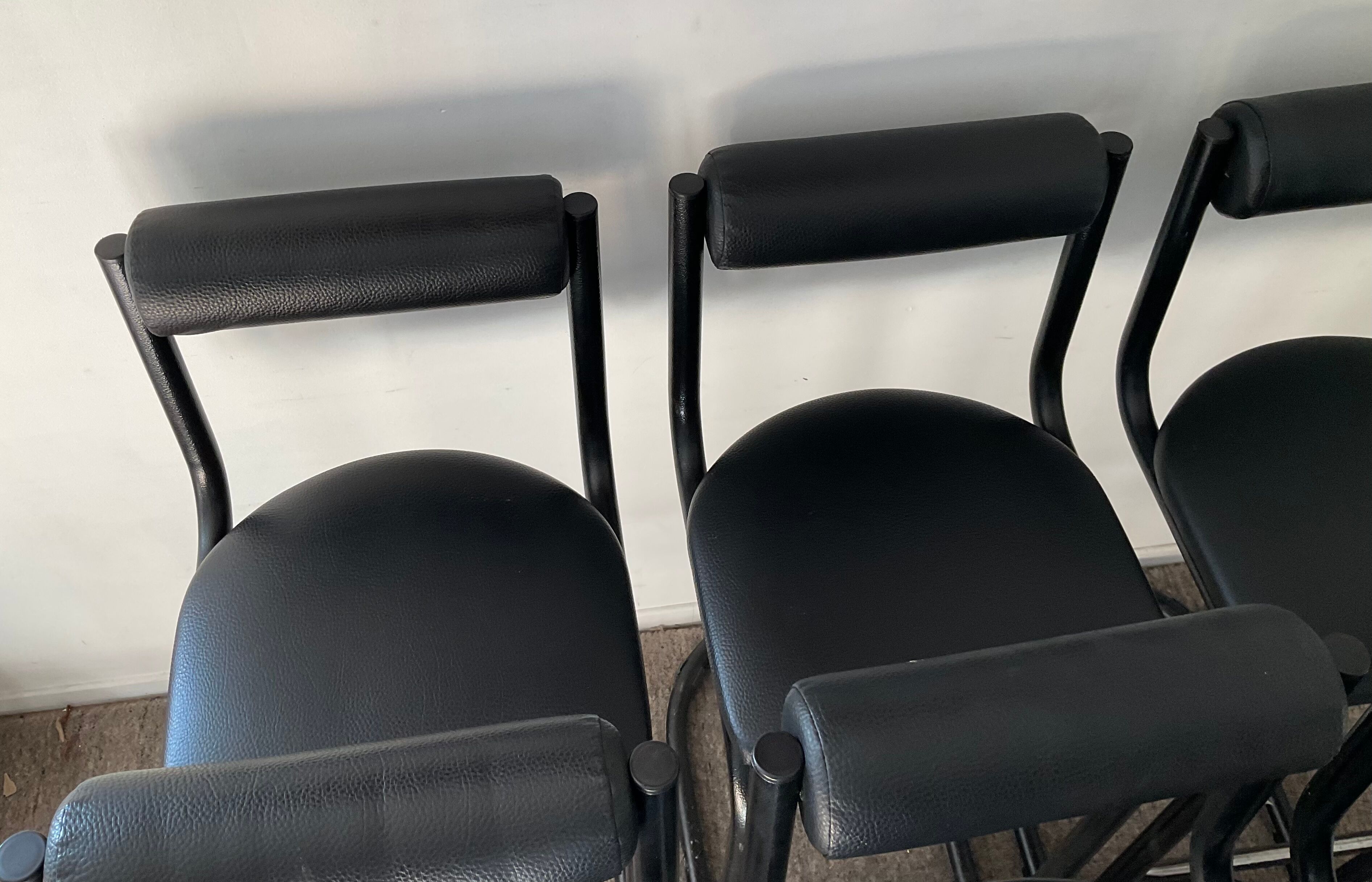 Série de 6 tabourets tubulaire et skaï, années 70- 80