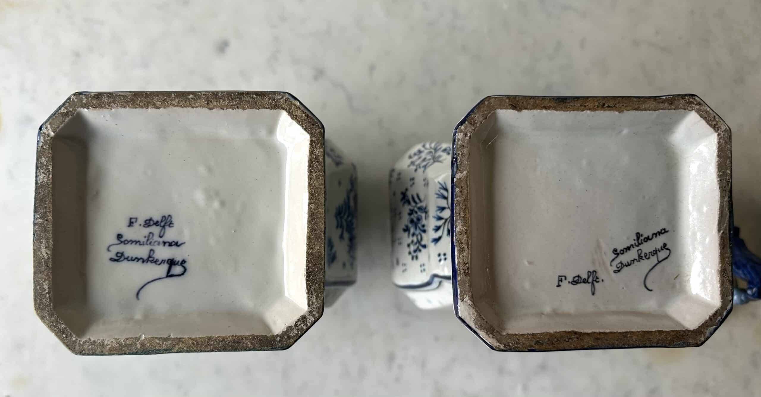 Paire de potiches en faïence dans le style de Delft, XXe siècle