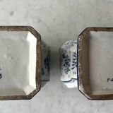 Paire de potiches en faïence dans le style de Delft, XXe siècle