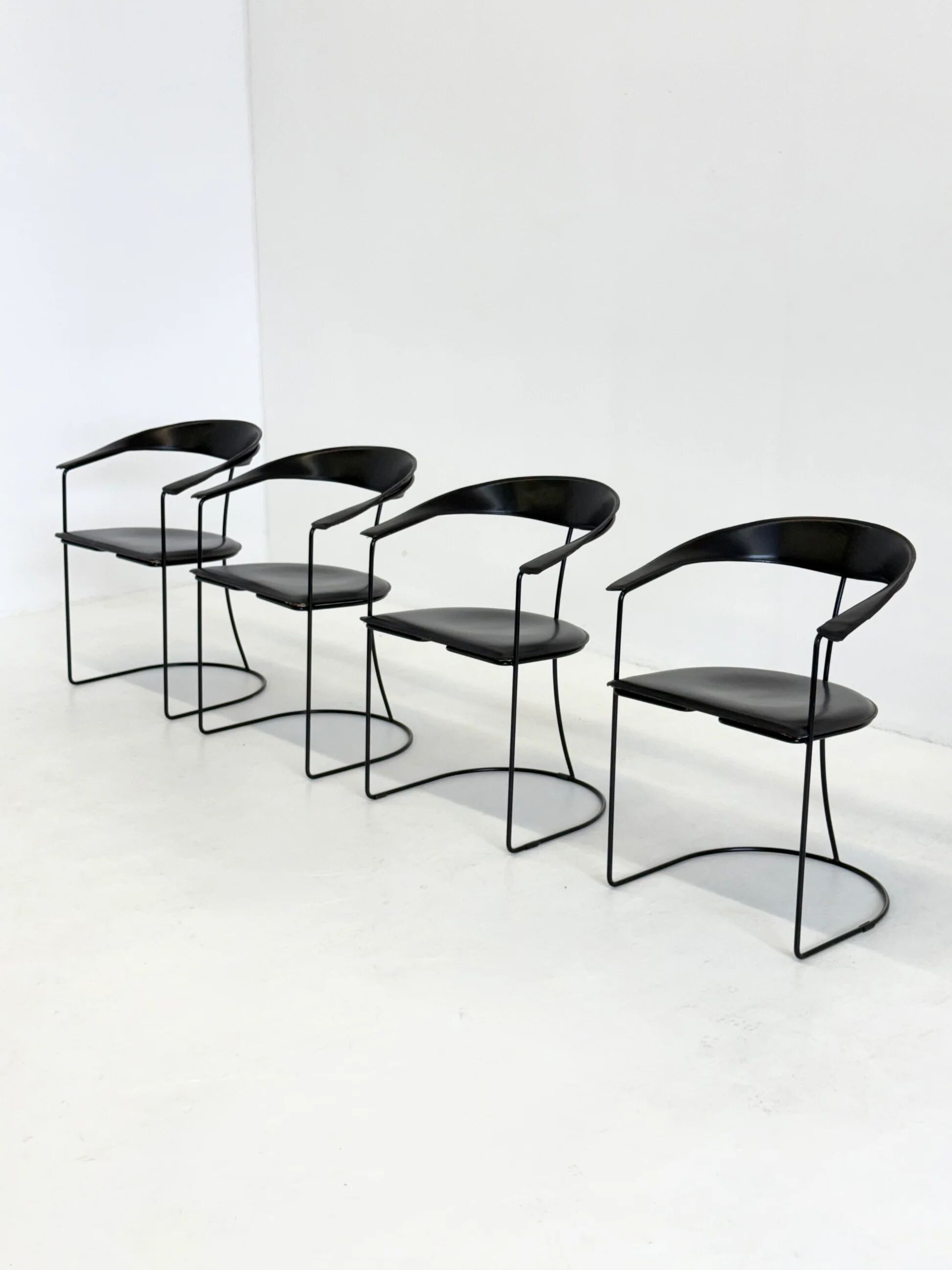 Ensemble de 8 chaises de salle à manger vintage Arrben Ursala en cuir noir.