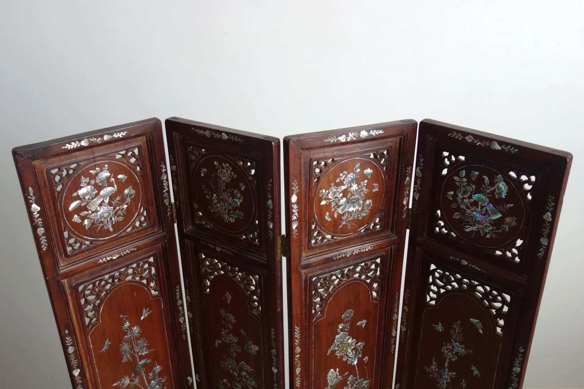 Asian screen in carved wood and mother-of-pearl marquetry.
