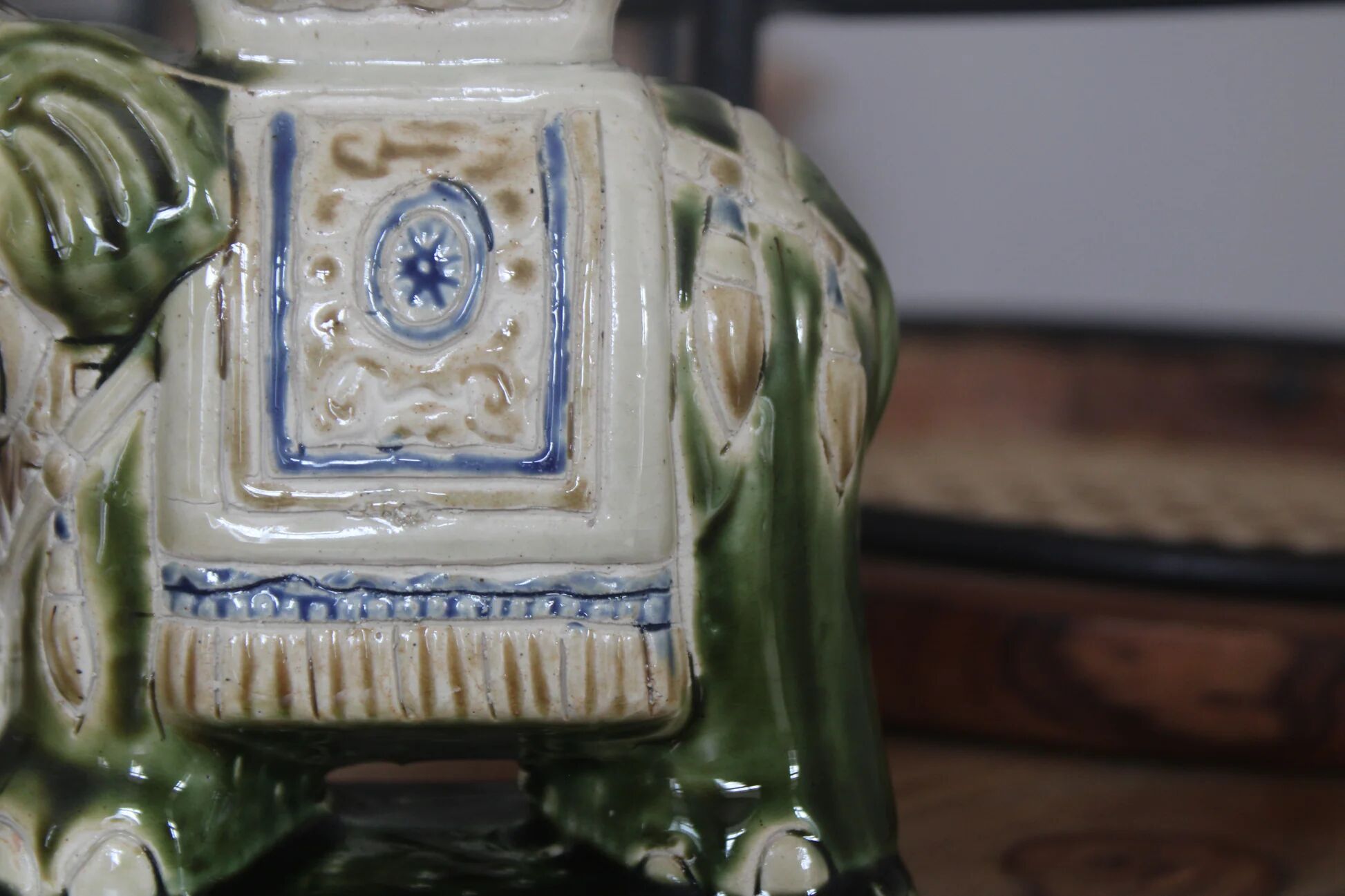 Vintage elephant ashtray in glazed ceramic – Green, cream and blue – Asian decor
