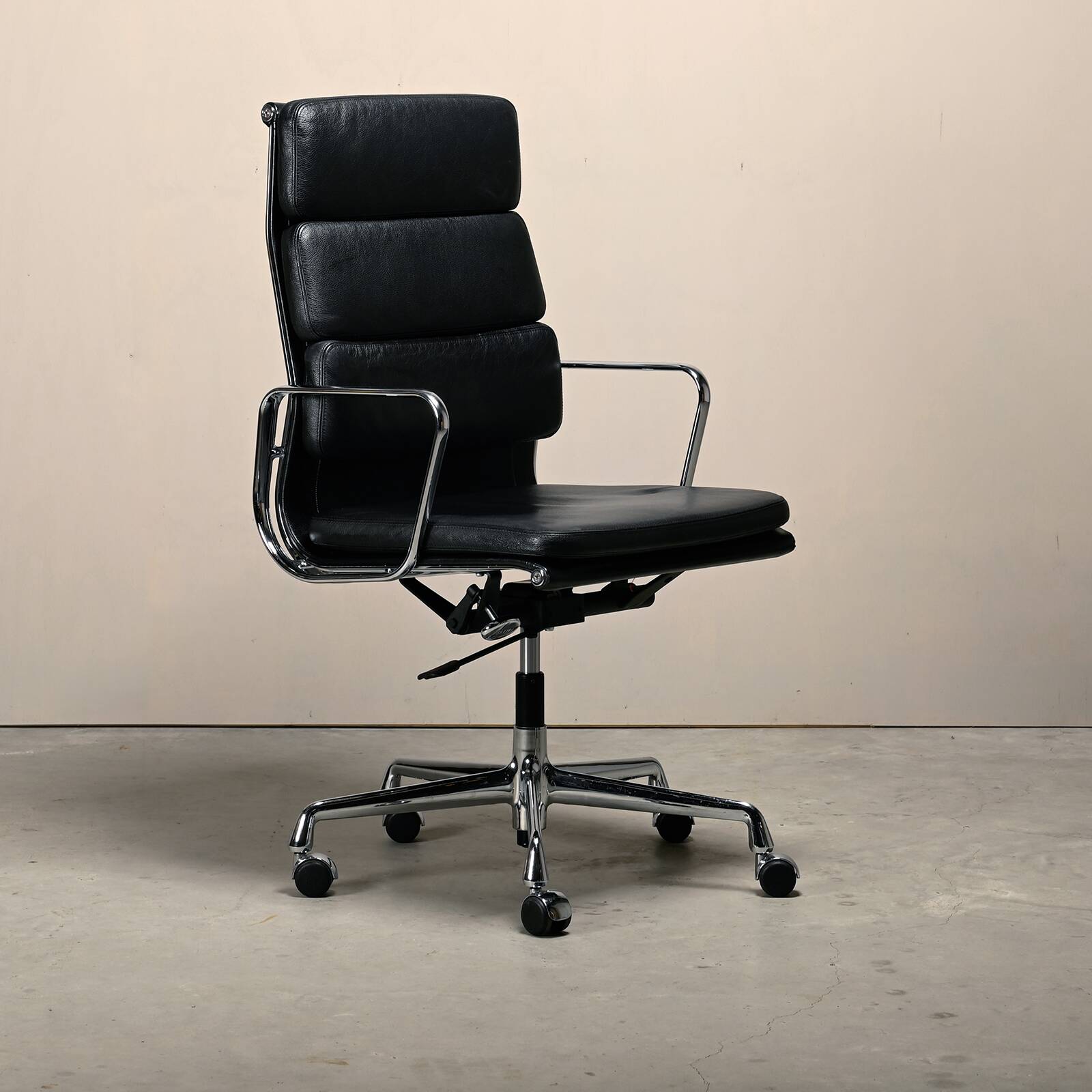Charles & Ray Eames EA219 Office Chair in Chrome and Black leather, Vitra