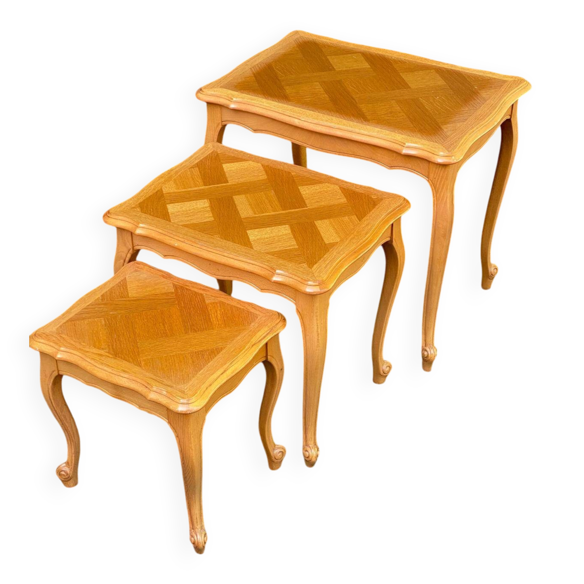 3 tables gigognes Louis XV en chêne massif clair et marqueterie 1950