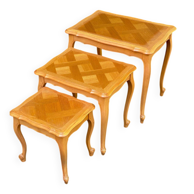 3 tables gigognes Louis XV en chêne massif clair et marqueterie 1950