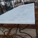 Table en marbre et pieds en fer forge