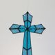Vitrail Artisanal Croix – Verre Coloré Bleu – 40 × 50 cm – Pièce Unique
