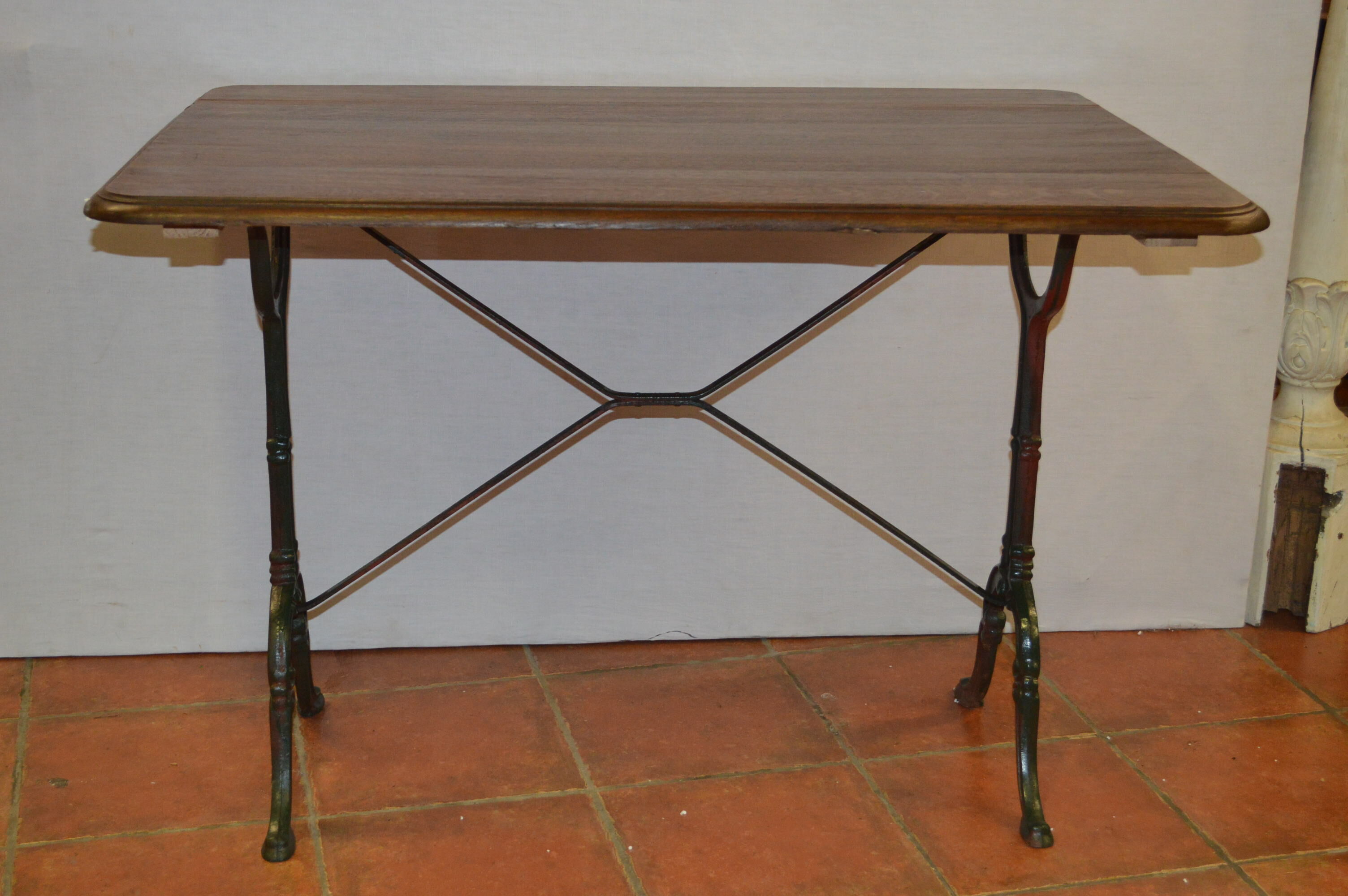 Table bistro with base in cast iron and top in oak