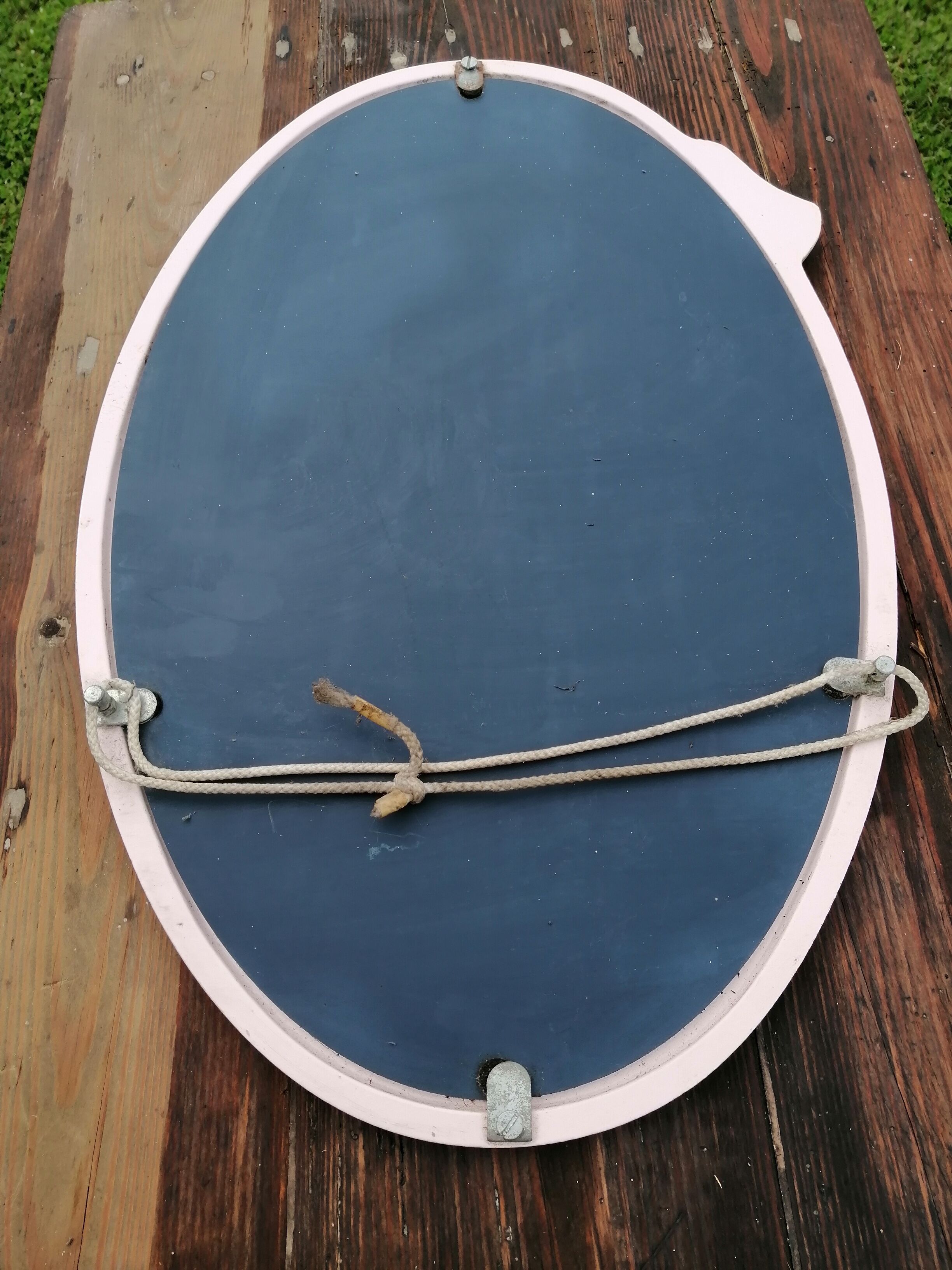 Oval mirror in pink cast iron layette