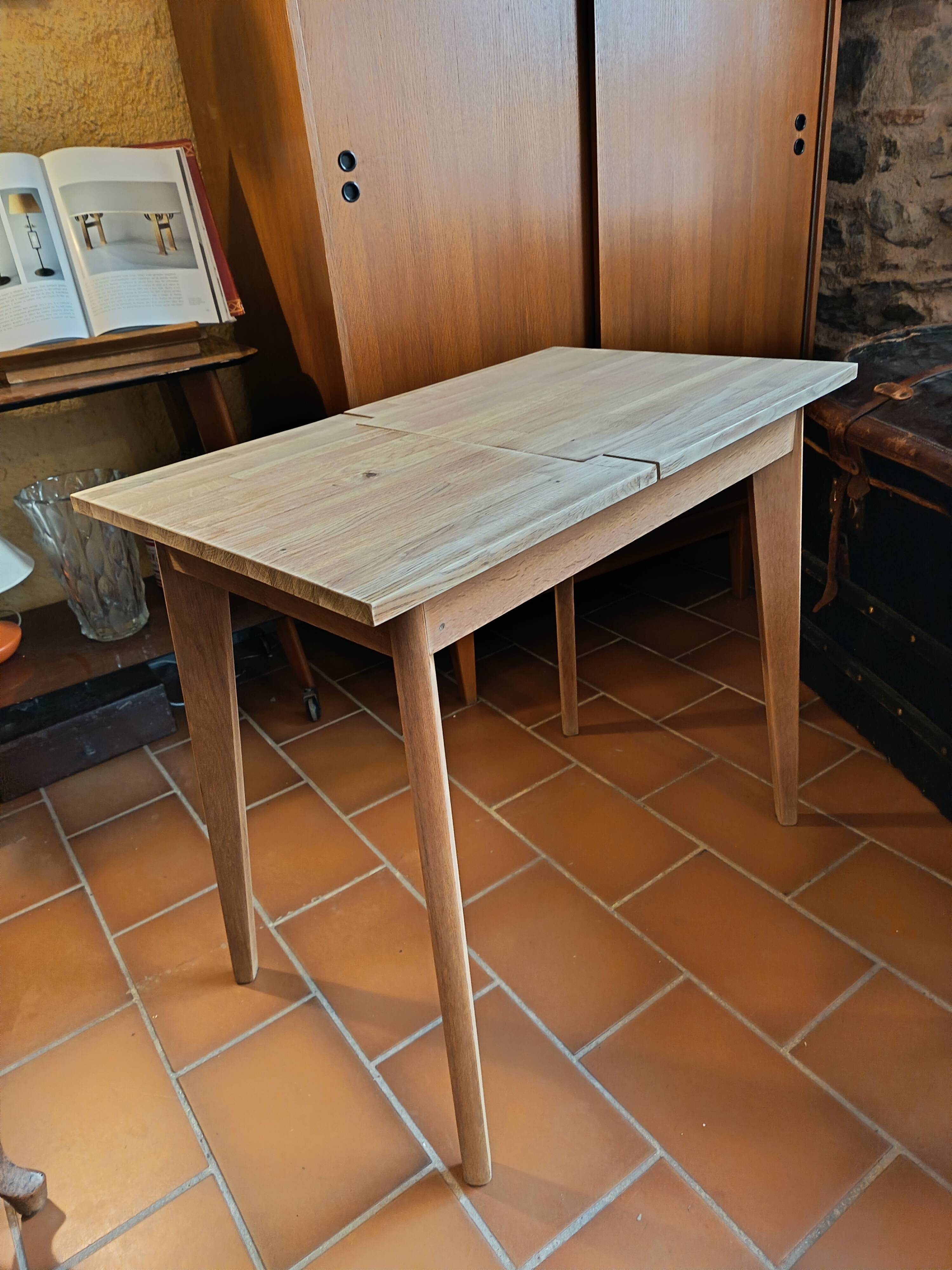 Scandinavian table with a system