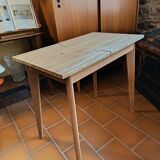 Scandinavian table with a system