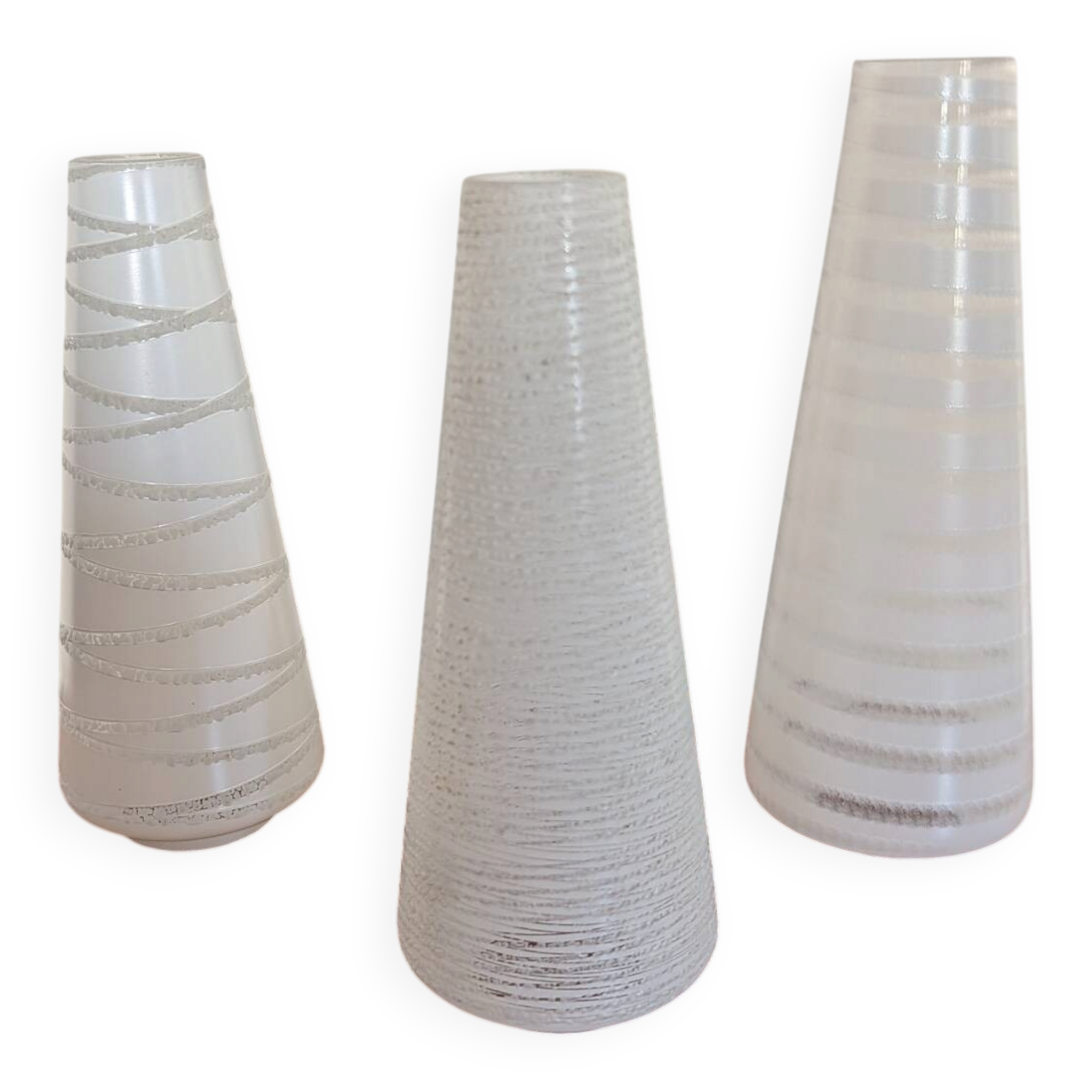 Trio de tulipes coniques en verre satiné, années 60