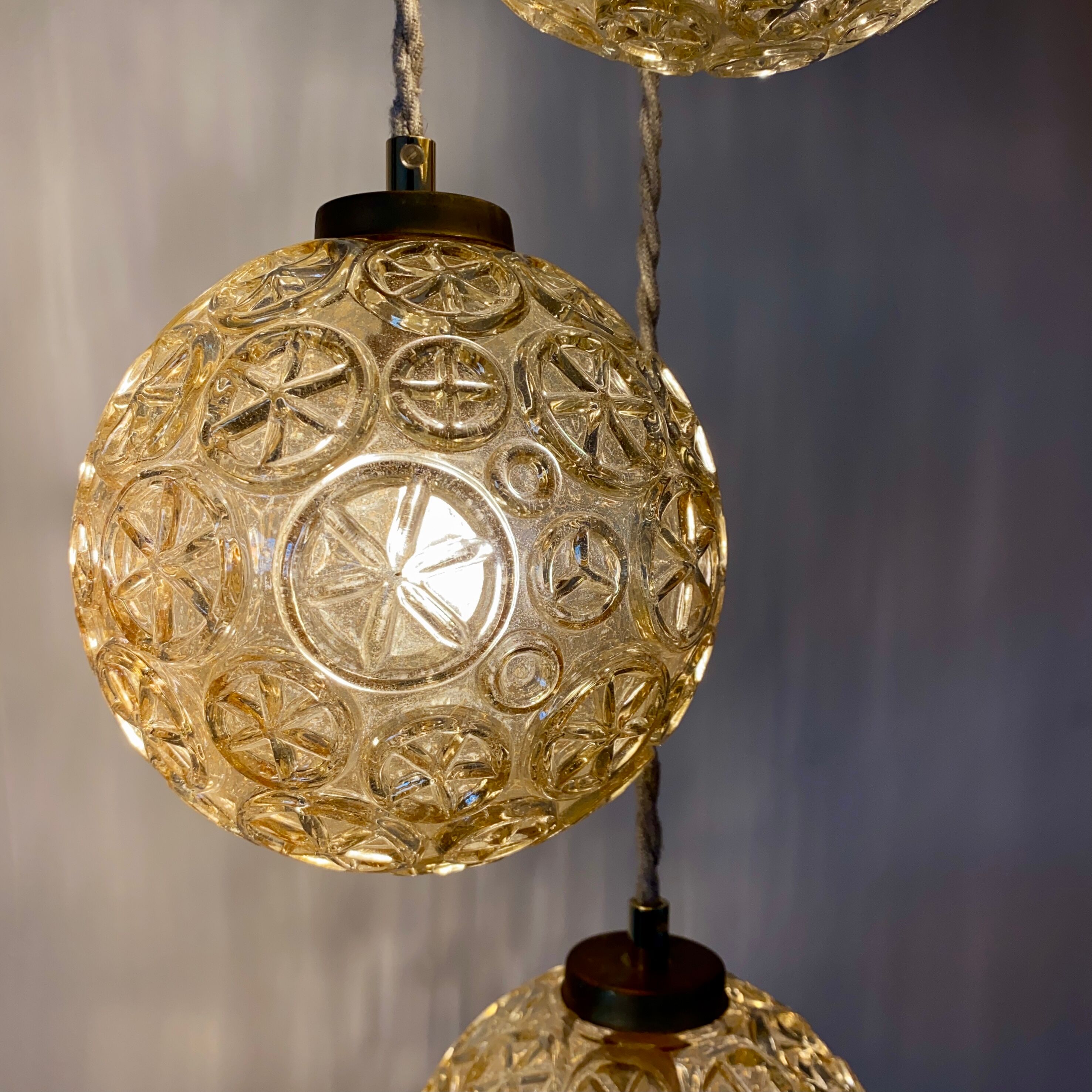 Suspension cascade trois feux globes vintage en verre ambré